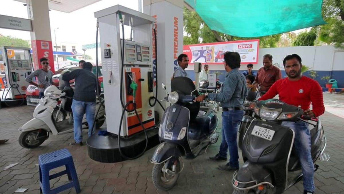 Ventas de gasóleo y gasolina en la primera mitad de febrero en India aumentan a medida que disminuyen las restricciones por COVID-19