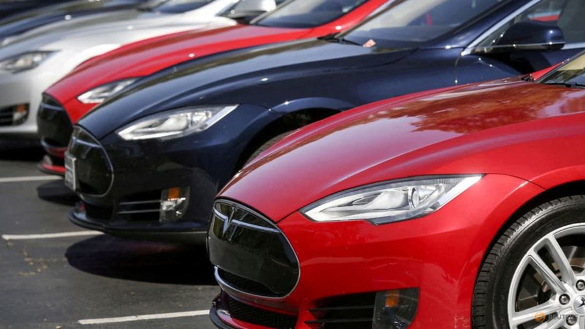 Volante y controles extraños hacen tropezar a Tesla y sus rivales - Consumer Reports