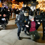 La policía detiene a manifestantes en San Petersburgo, Rusia, el 1 de marzo.