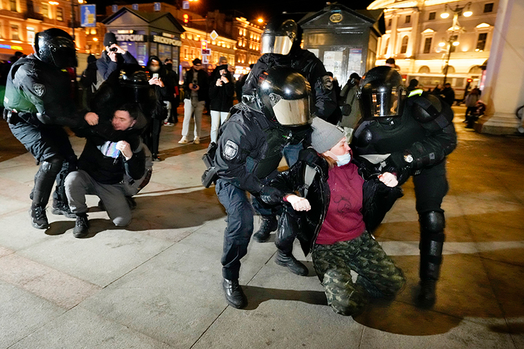 La policía detiene a manifestantes en San Petersburgo, Rusia, el 1 de marzo.