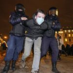 La policía detiene a un manifestante.