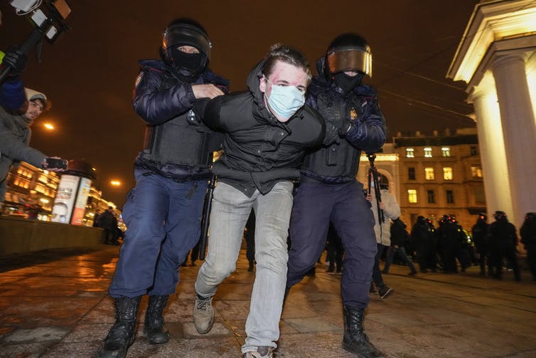 La policía detiene a un manifestante.