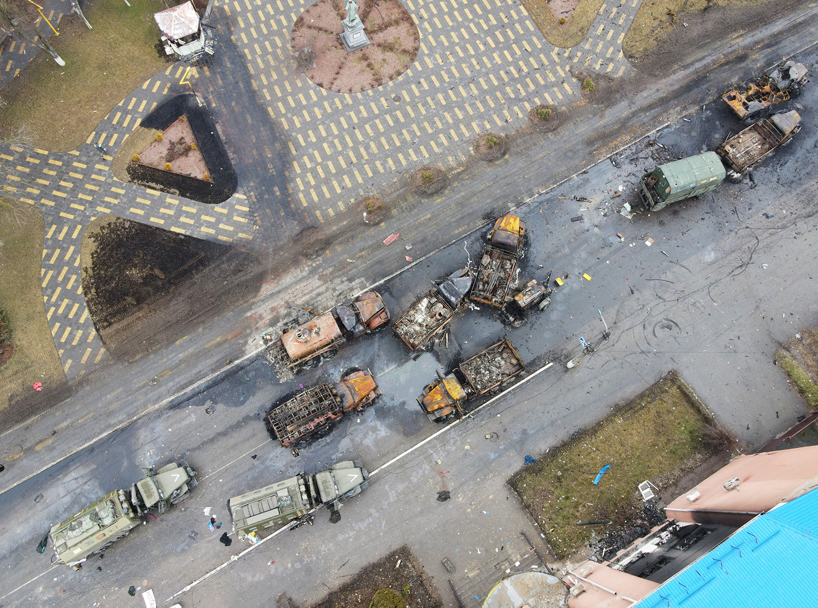 Los vehículos militares rusos destruidos se ven en una calle del asentamiento de Borodyanka, Ucrania, el 3 de marzo.