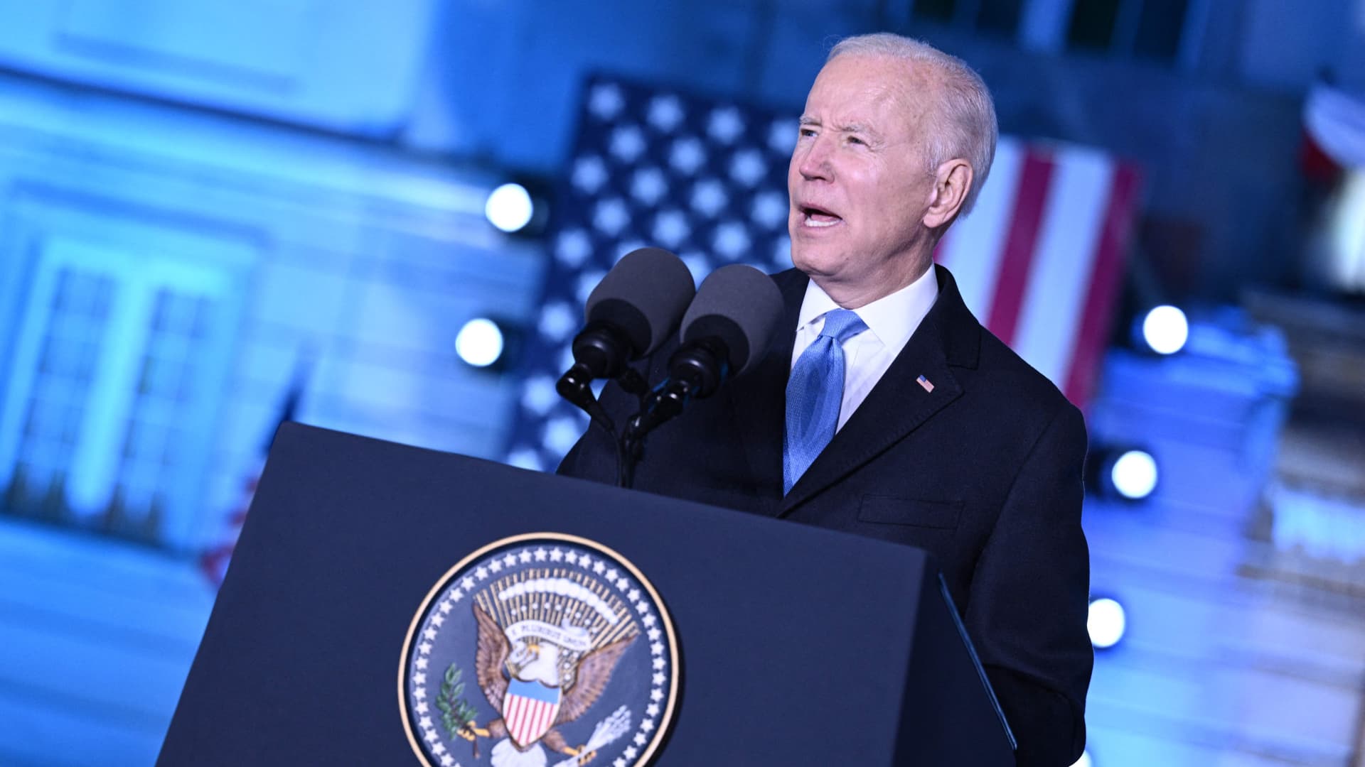Biden dice que Putin "no puede permanecer en el poder" en un amplio discurso sobre la invasión rusa de Ucrania