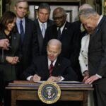 Biden firma proyecto de ley de financiación del gobierno con ayuda de Ucrania