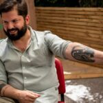 Gabriel Boric muestra uno de sus tatuajes durante una entrevista