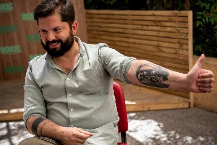 Gabriel Boric muestra uno de sus tatuajes durante una entrevista