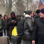 Cientos de estudiantes africanos evacuados de Sumy en Ucrania