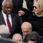 Clarence Thomas debería recusar en Trump, casos del 6 de enero, dice Ron Wyden