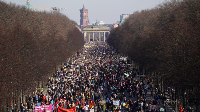 Decenas de miles se unen a manifestaciones contra la guerra en Alemania