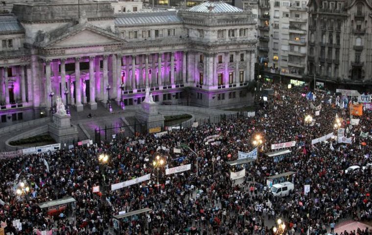 “Sigamos adelante, camaradas, con amor y firmeza”, dijo CFK