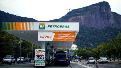 El dilema del combustible de Bolsonaro pone al jefe de Petrobras en terreno inestable