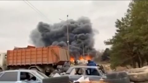 El humo se eleva desde las barricadas de neumáticos incendiadas en Enerhoda, Ucrania, el 3 de marzo.