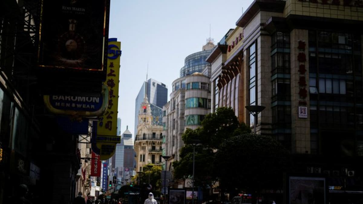 En Wall Street de China, banqueros y comerciantes duermen en oficinas para vencer el bloqueo de Shanghai COVID-19