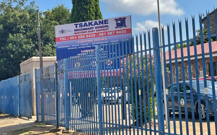 Gauteng Education MEC Lesufi visita la escuela Brakpan después de la muerte del alumno