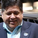 Gobernador de Illinois invirtió en empresa con $2.6 mil millones en contratos estatales