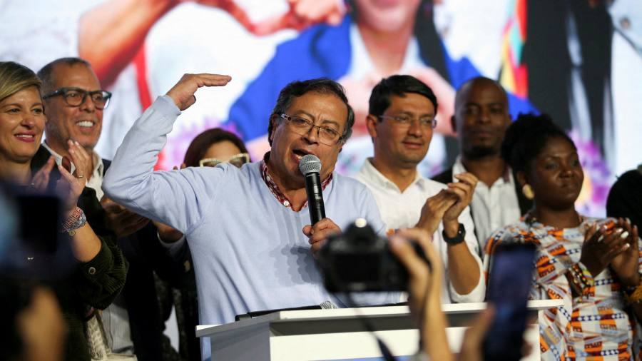 Gustavo Petro arrasa en primarias electorales de Colombia