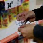 Venezuela sigue siendo el país con la inflación más alta, pero Argentina va camino de derribarlo de ese dudoso pedestal.