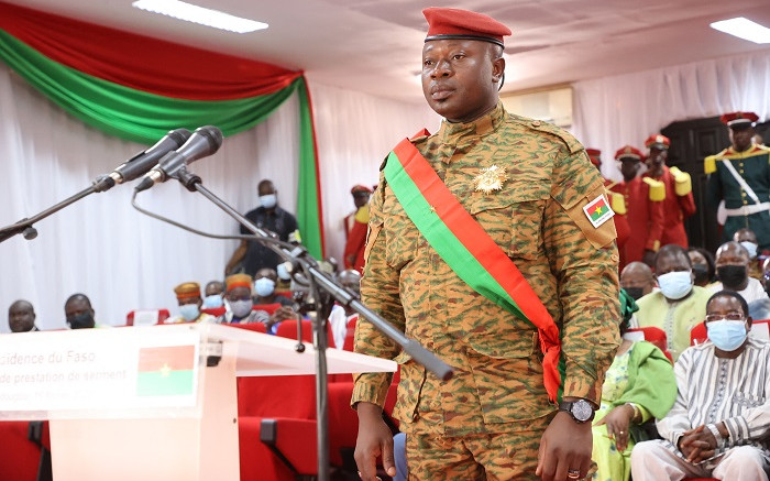 Jefe de junta de Burkina Faso ordena transición de tres años antes de elecciones