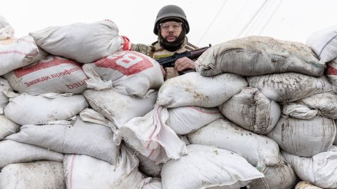 Un miembro de la unidad de Defensa Territorial de Ucrania protege una barricada en las afueras del este de Kiev el 6 de marzo de 2022.