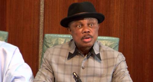 La agencia anticorrupción, EFCC, incauta el pasaporte de Obiano, mientras el exgobernador de Anambra recupera la libertad