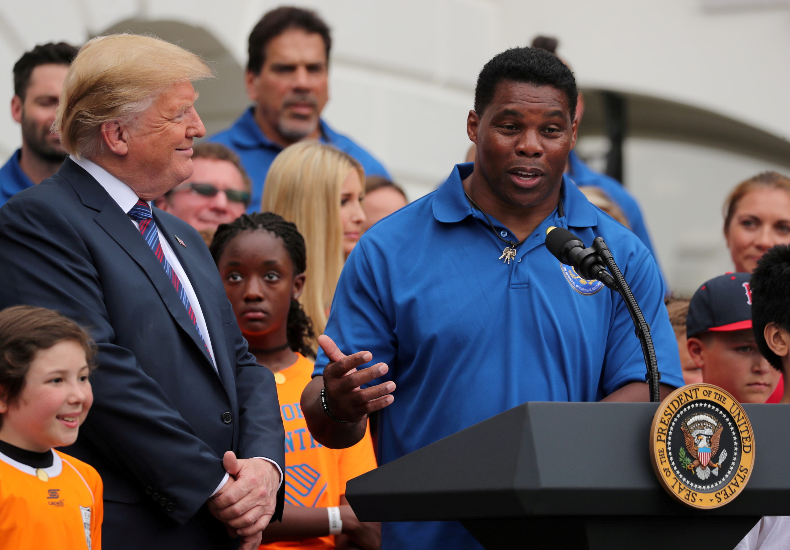 La campaña del Senado de Herschel Walker se estrella y se quema mientras cuestiona la evolución