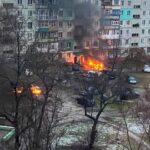 Se ve fuego después de un ataque en un área residencial en Mariupol el 3 de marzo de 2022.