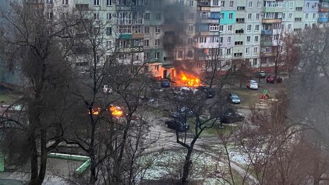 Se ve fuego después de un ataque en un área residencial en Mariupol el 3 de marzo de 2022.