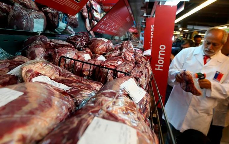 La inflación a doce meses sigue siendo del 7,8%, habiendo aumentado el precio del pan un 15% en los últimos doce meses, la carne vacuna un 23,3% y la gasolina un 31,3%