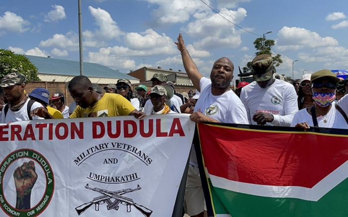 La marcha antiinmigrantes de la Operación Dudula se dirige a las fábricas en Pretoria