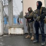 Roman (L) y Rostislav se encargan del puesto de guardia fuera de la torre de televisión el 2 de marzo.