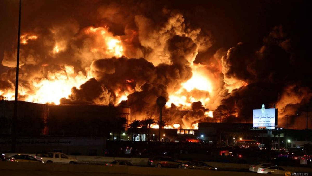 Las instalaciones de almacenamiento de petróleo de Saudi Aramco son atacadas por los hutíes y provocan un incendio
