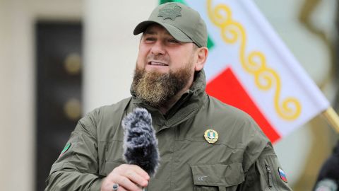 Ramzan Kadyrov se dirige a los combatientes en Grozny, la capital de Chechenia, Rusia, el 25 de febrero.