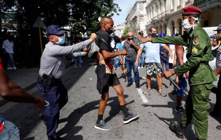 Manifestantes exigieron el fin de la dictadura