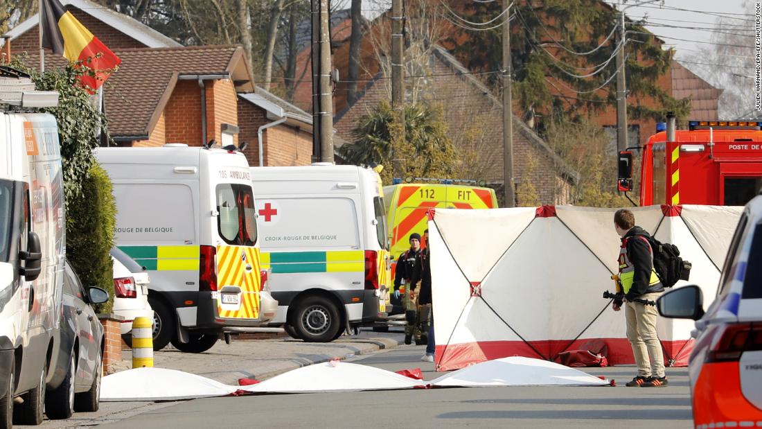 Mueren seis personas al chocar un auto contra una multitud de carnaval en Bélgica