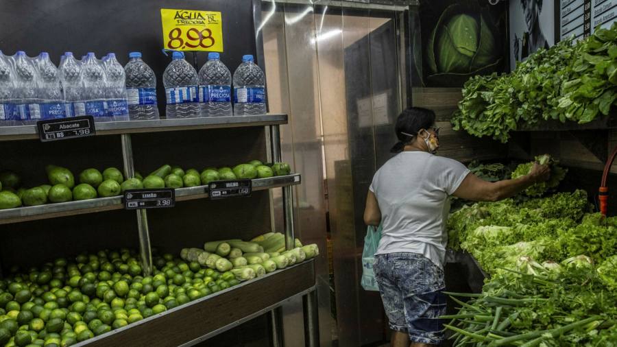 Pronostican que Brasil subirá aún más las tasas de interés en un esfuerzo por controlar la inflación