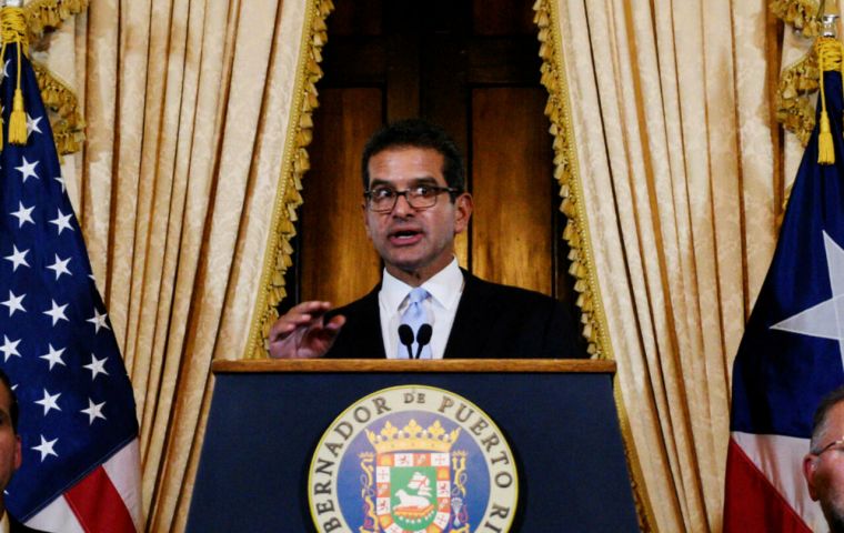 El gobernador Pierluisi aún aconsejó a las personas que mantuvieran sus máscaras puestas cuando estuvieran en el interior