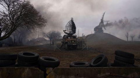 El humo se eleva desde una base de defensa aérea después de un aparente ataque ruso en Mariupol el 24 de febrero de 2022.