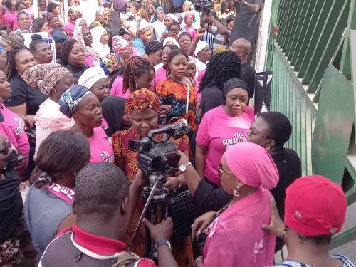 ÚLTIMA HORA: Mujeres nigerianas protestan en el complejo de la Asamblea Nacional por el rechazo de los proyectos de ley de género