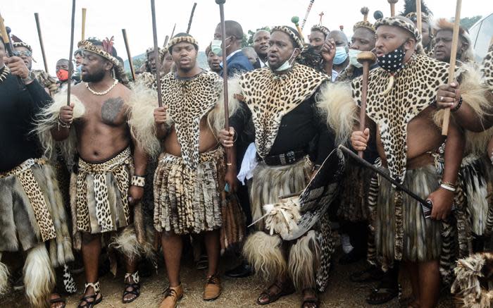 Un año después de la muerte del rey Zwelithini, la casa real zulú sigue dividida