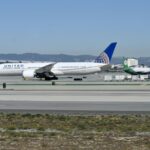 United Airlines permite que los empleados no vacunados regresen al trabajo