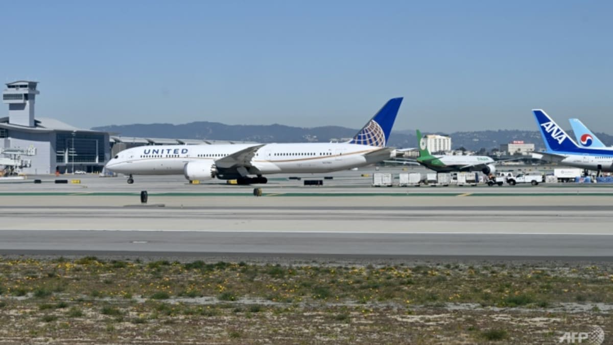 United Airlines permite que los empleados no vacunados regresen al trabajo