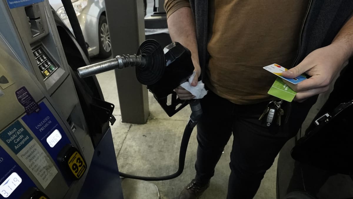 Yellen dice que el recorte de impuestos a la gasolina es una de las opciones para aliviar los costos más altos en la bomba