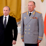 En esta foto grupal tomada el jueves 17 de marzo de 2016, el presidente ruso, Vladimir Putin, a la izquierda, posa con el coronel general Alexander Dvornikov durante una ceremonia de premiación en el Kremlin de Moscú, Rusia.