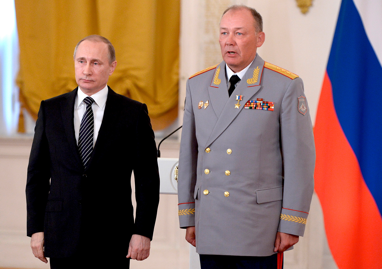 En esta foto grupal tomada el jueves 17 de marzo de 2016, el presidente ruso, Vladimir Putin, a la izquierda, posa con el coronel general Alexander Dvornikov durante una ceremonia de premiación en el Kremlin de Moscú, Rusia.