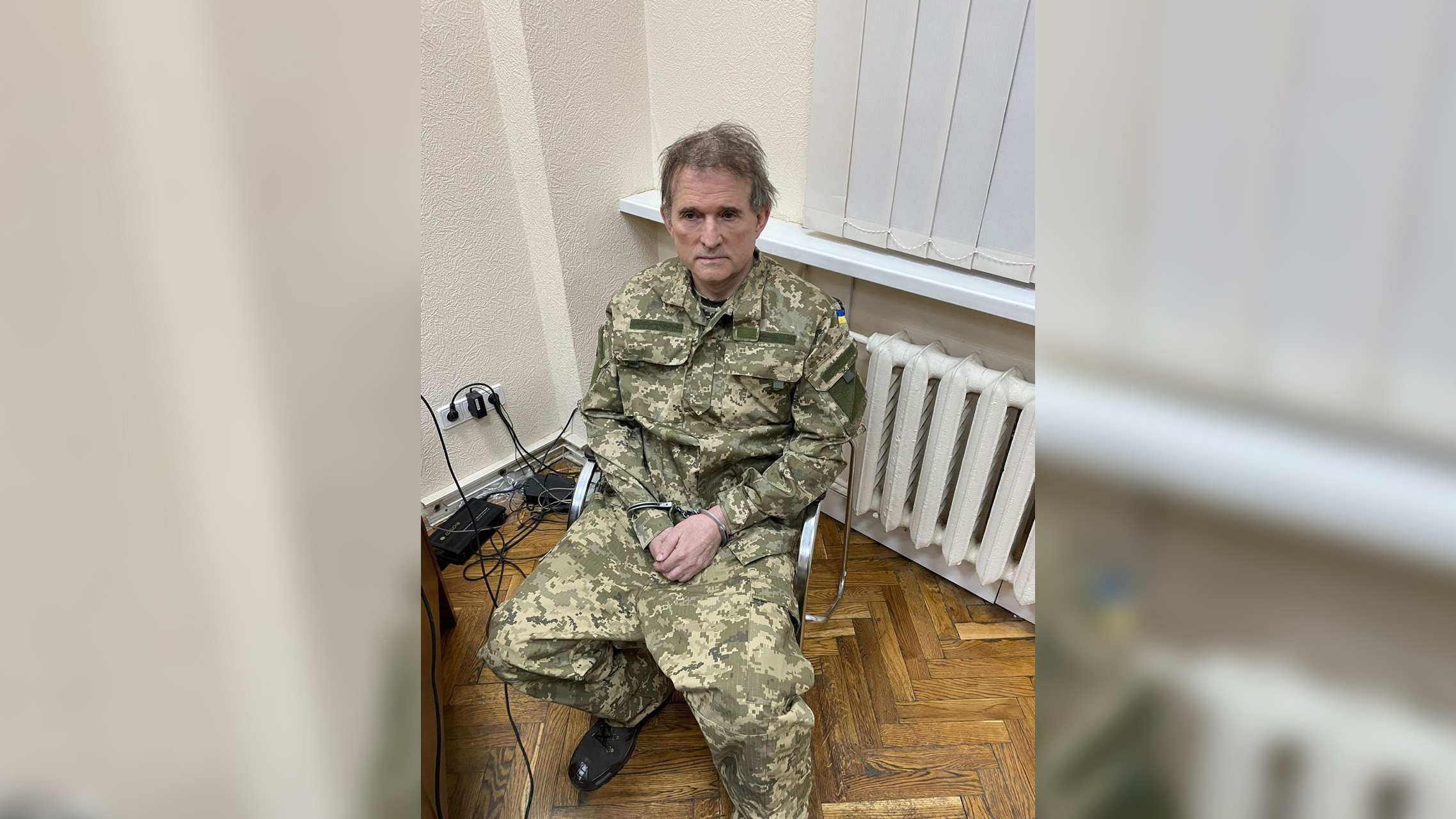 Viktor Medvedchuk, un político y oligarca ucraniano prorruso se sienta en una silla con las manos esposadas después de un "operación especial" se llevó a cabo en Ucrania el 12 de abril.
