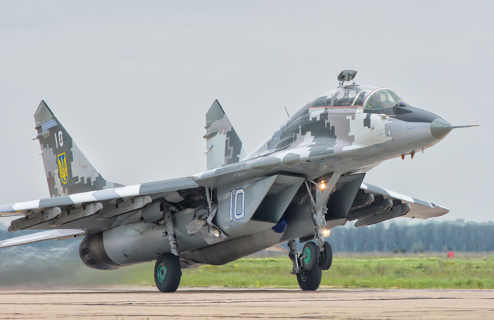 Un Mig-29 de la Fuerza Aérea de Ucrania despega de la base aérea de Mykolaiv para una misión de entrenamiento en Ucrania en 2016. El presidente de Ucrania, Volodymyr Zelensky, ha pedido repetidamente a otros países aviones de combate Mig-29 Fulcrum de la era soviética, que los pilotos ucranianos ya saben cómo pilotar. .