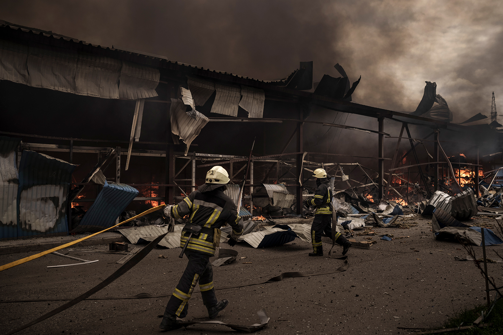 Los bomberos trabajan para extinguir un incendio en un almacén en medio de bombardeos rusos en Kharkiv, Ucrania, el sábado 23 de abril.