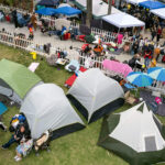 Un campamento improvisado de ucranianos que buscan asilo en los Estados Unidos se ve en el lado mexicano del puerto de cruce de San Ysidro en Tijuana, México, el 2 de abril.