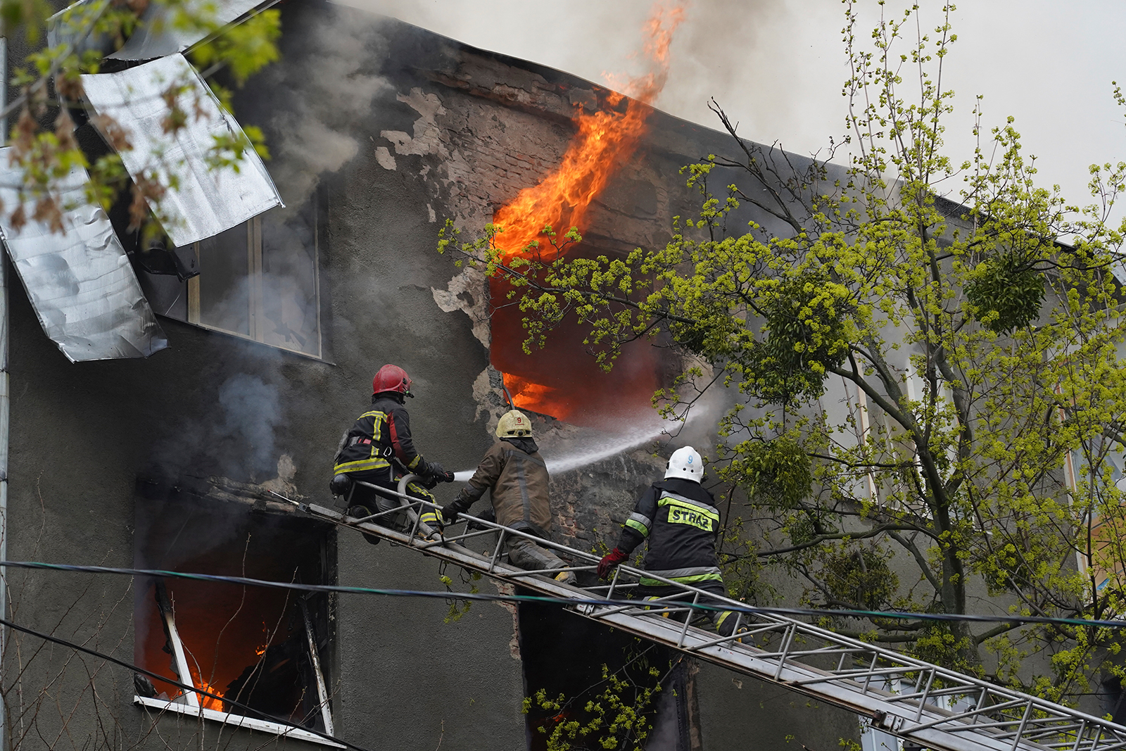 Los bomberos trabajan para extinguir el fuego en un edificio de apartamentos después de un ataque ruso en Kharkiv, Ucrania, el domingo 17 de abril.